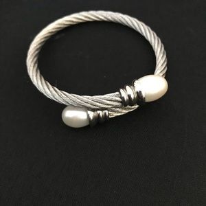 Cable bracelet with pearls